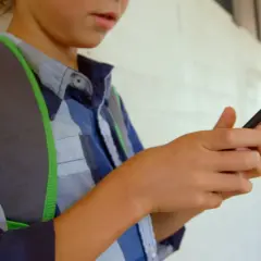 Telefon w szkole: Konfiskata czy depozyt? Prawa ucznia i statutu