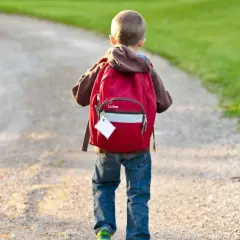 Co zabrać na wycieczkę szkolną? Spakuj dziecko bez stresu!