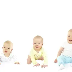 Pięć niemowląt w różnym wieku i pozycjach na białym tle.
