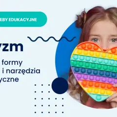 Dziewczynka trzymająca sercowaty pop-it tęczowy.