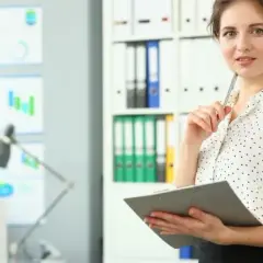 Pracownik niepedagogiczny a opieka nad uczniami: Co mówi prawo?