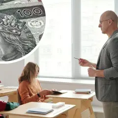 Ile zarabia pedagog szkolny? Pensja, dodatki, awans dane 2026