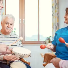Muzykoterapia dla seniorów: Jak muzyka poprawia pamięć i nastrój?