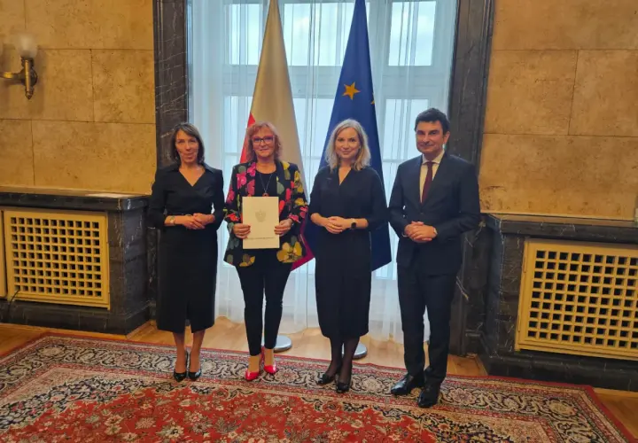 Uroczyste wręczenie dokumentu. Dowiedz się, jak napisać wniosek o nagrodę kuratora oświaty.