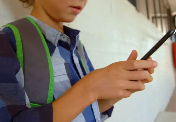 Telefon w szkole: Konfiskata czy depozyt? Prawa ucznia i statutu