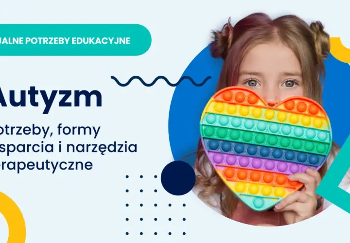 Dziewczynka trzymająca sercowaty pop-it tęczowy.