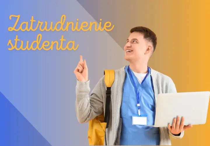 Uśmiechnięty student z plecakiem i laptopem wskazuje palcem w górę.
