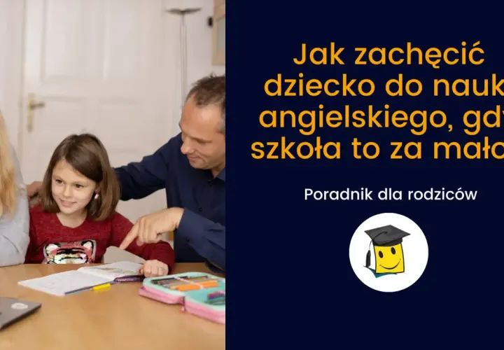 Rodzina uczy się angielskiego przy stole, obok laptopa i zeszytów.