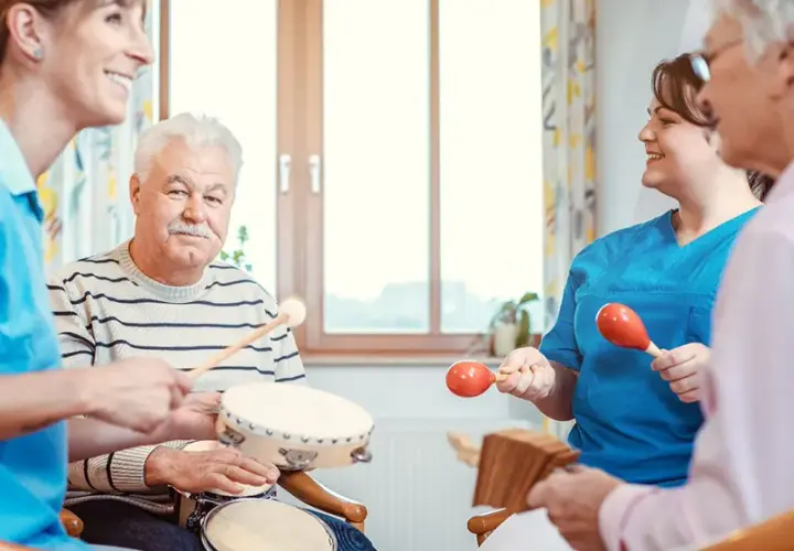 Muzykoterapia dla seniorów: Jak muzyka poprawia pamięć i nastrój?