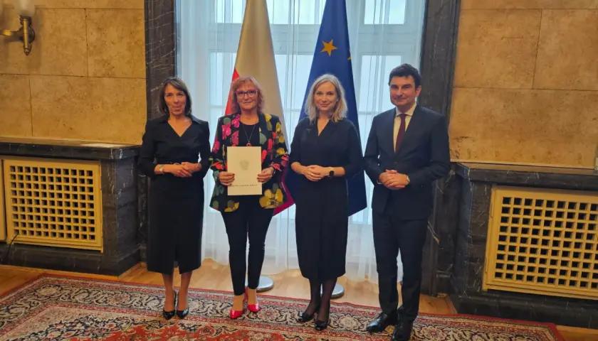 Uroczyste wręczenie dokumentu. Dowiedz się, jak napisać wniosek o nagrodę kuratora oświaty.