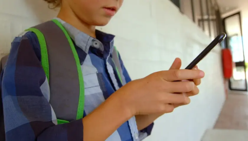 Telefon w szkole: Konfiskata czy depozyt? Prawa ucznia i statutu