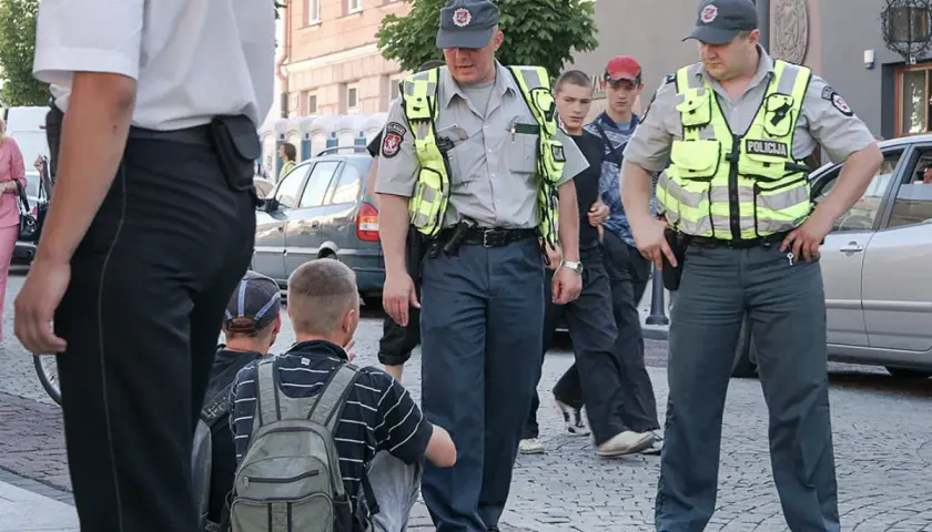 Przeszukanie plecaka ucznia przez nauczyciela: Czy to legalne?