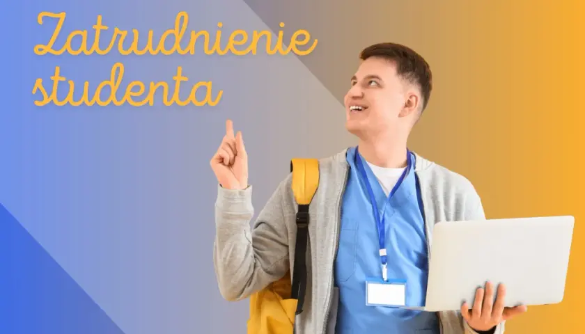 Uśmiechnięty student z plecakiem i laptopem wskazuje palcem w górę.