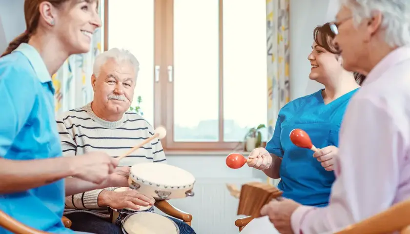 Muzykoterapia dla seniorów: Jak muzyka poprawia pamięć i nastrój?