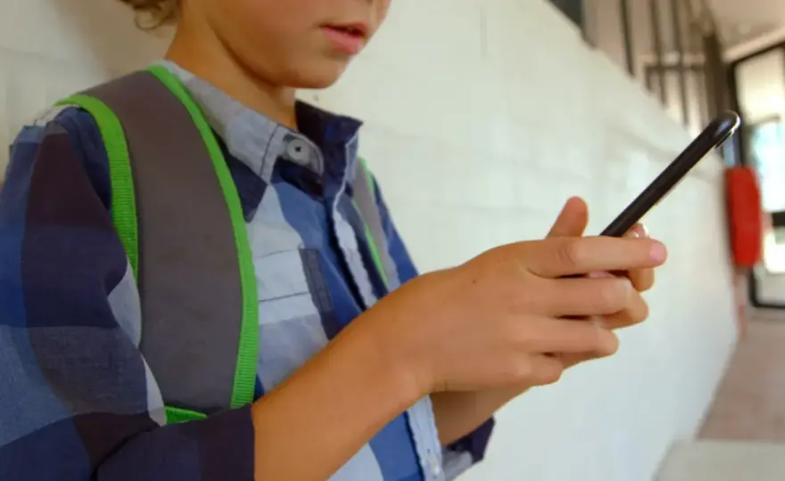 Telefon w szkole: Konfiskata czy depozyt? Prawa ucznia i statutu