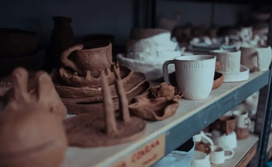 Warsztaty ceramiczne Warszawa: Jak wybrać idealny kurs?