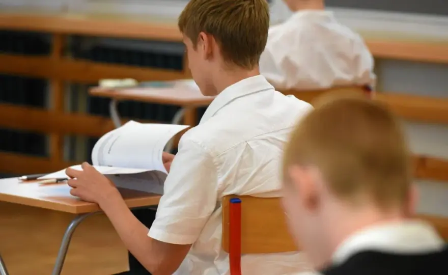 Wygląd ucznia: czy szkoła ma prawo ingerować? Poznaj swoje prawa!