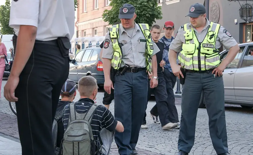 Przeszukanie plecaka ucznia przez nauczyciela: Czy to legalne?