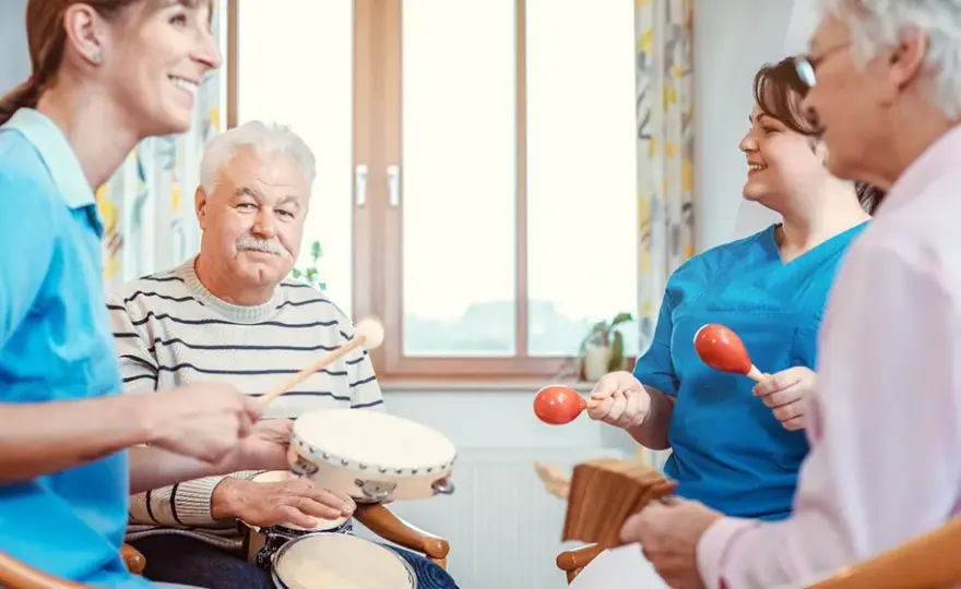 Muzykoterapia dla seniorów: Jak muzyka poprawia pamięć i nastrój?