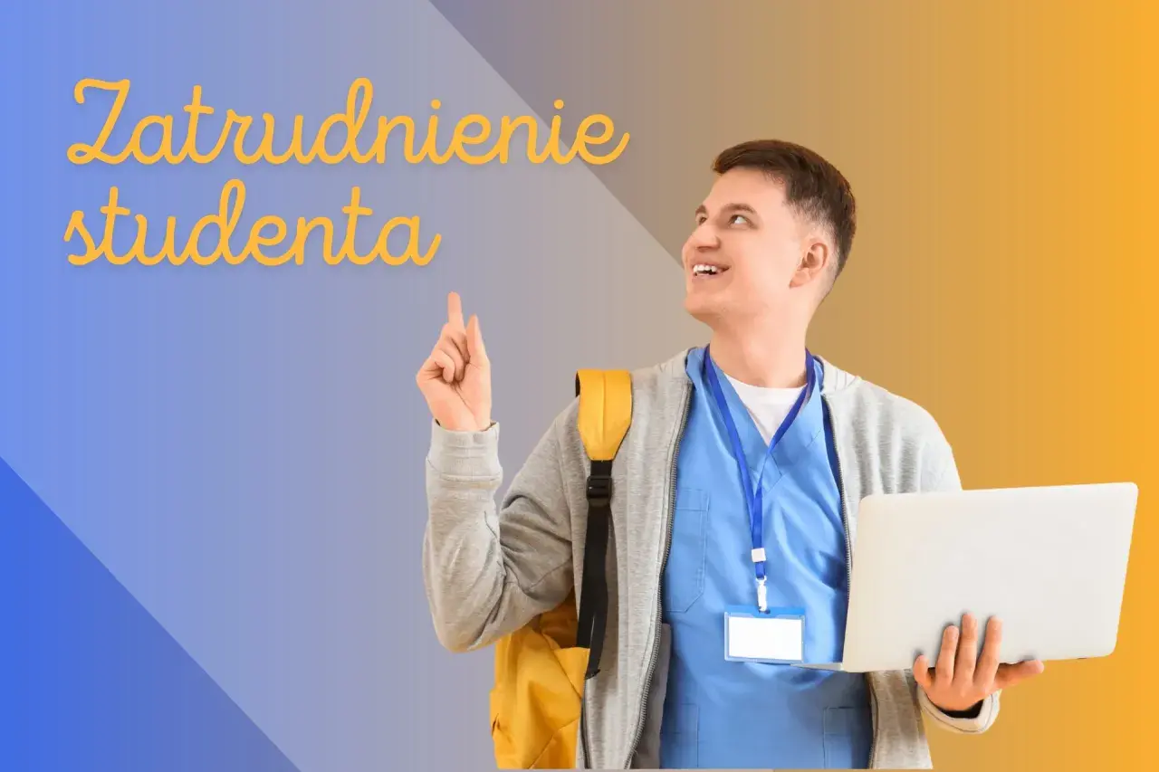 Uśmiechnięty student z plecakiem i laptopem wskazuje palcem w górę.