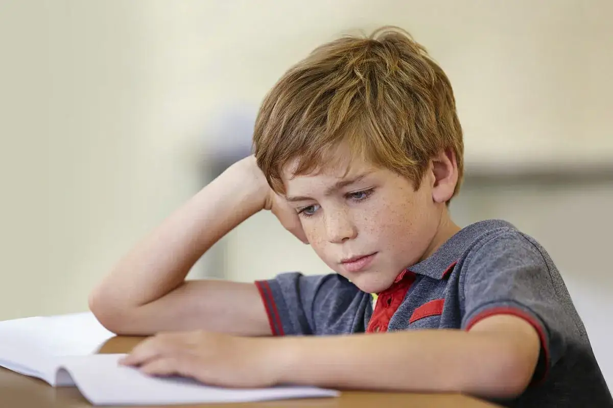 dziecko z dysleksją uczy się, różne style uczenia się, mózg dyslektyka
