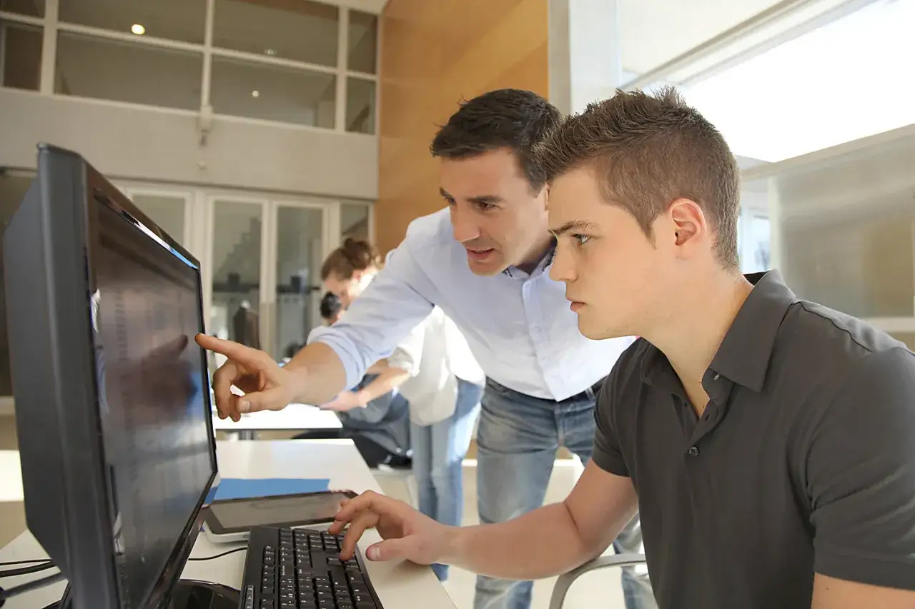 nauczyciel korzystający z platformy edukacyjnej