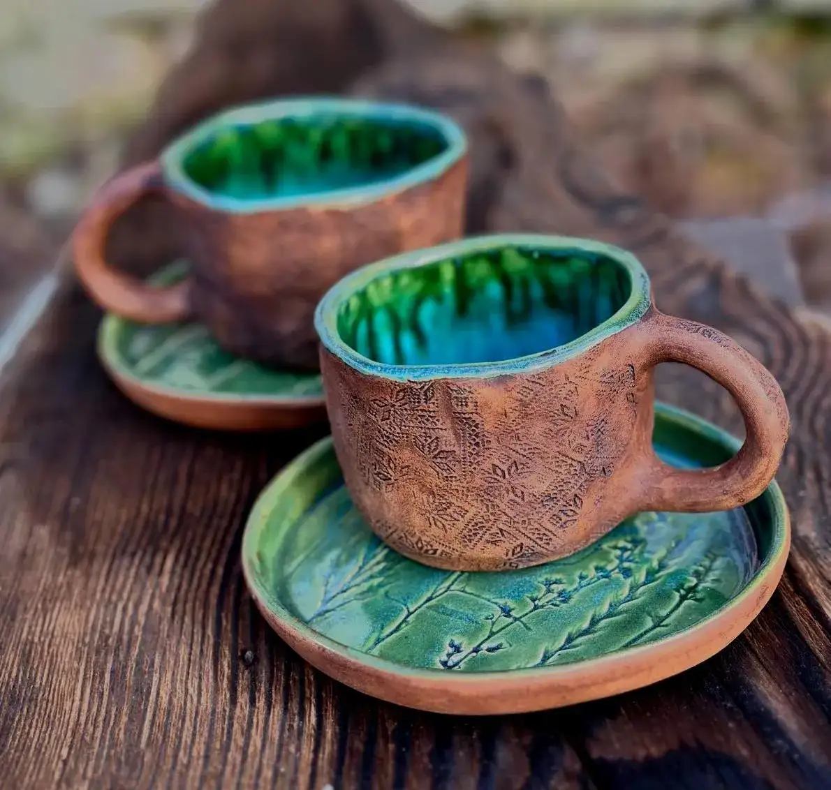 Różne rodzaje gotowych wyrobów ceramicznych, np. kubki, misy, rzeźby w stylu wabi-sabi